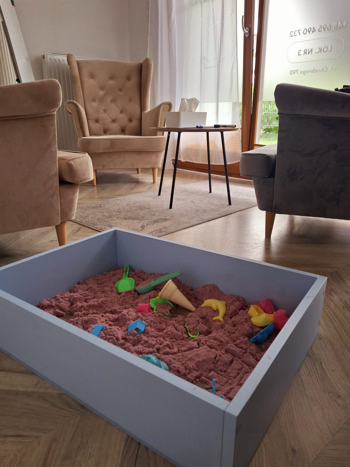 Piaskownica terapeutyczna z piaskiem sensorycznym w gabinecie